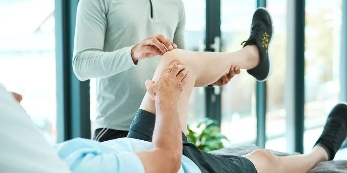 The Ultimate Guide to Knee Replacement for Seniors: Preparation, Recovery & Life After Surgery 2 Senior performing pre-hab exercises for knee replacement preparation